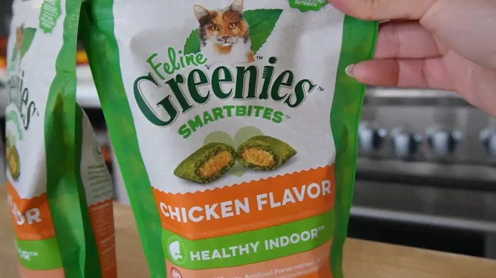 REVIEW Greenies Feline SMARTBITES Hairball Control Chicken